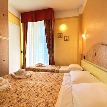 Hotel Soleblu Римини Екстериор снимка