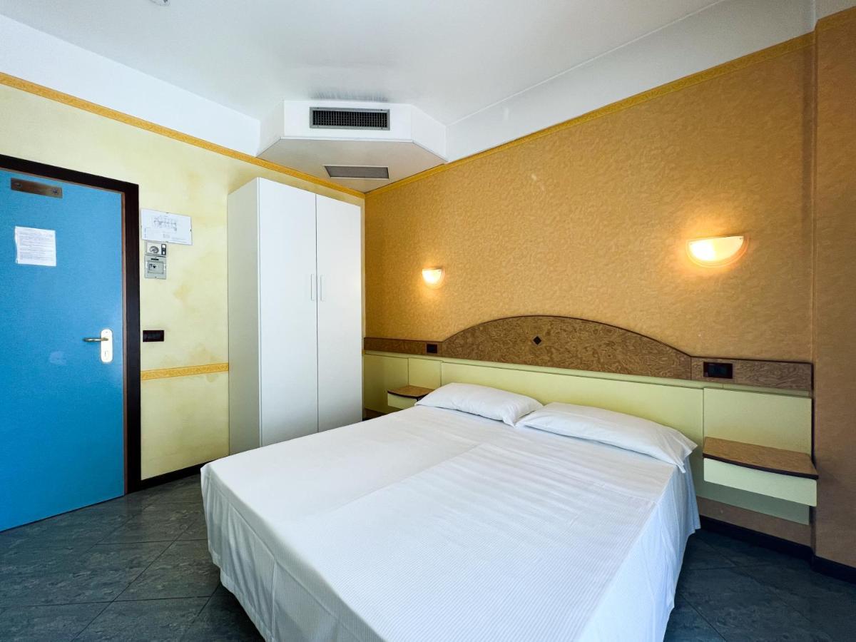 Hotel Soleblu Римини Екстериор снимка