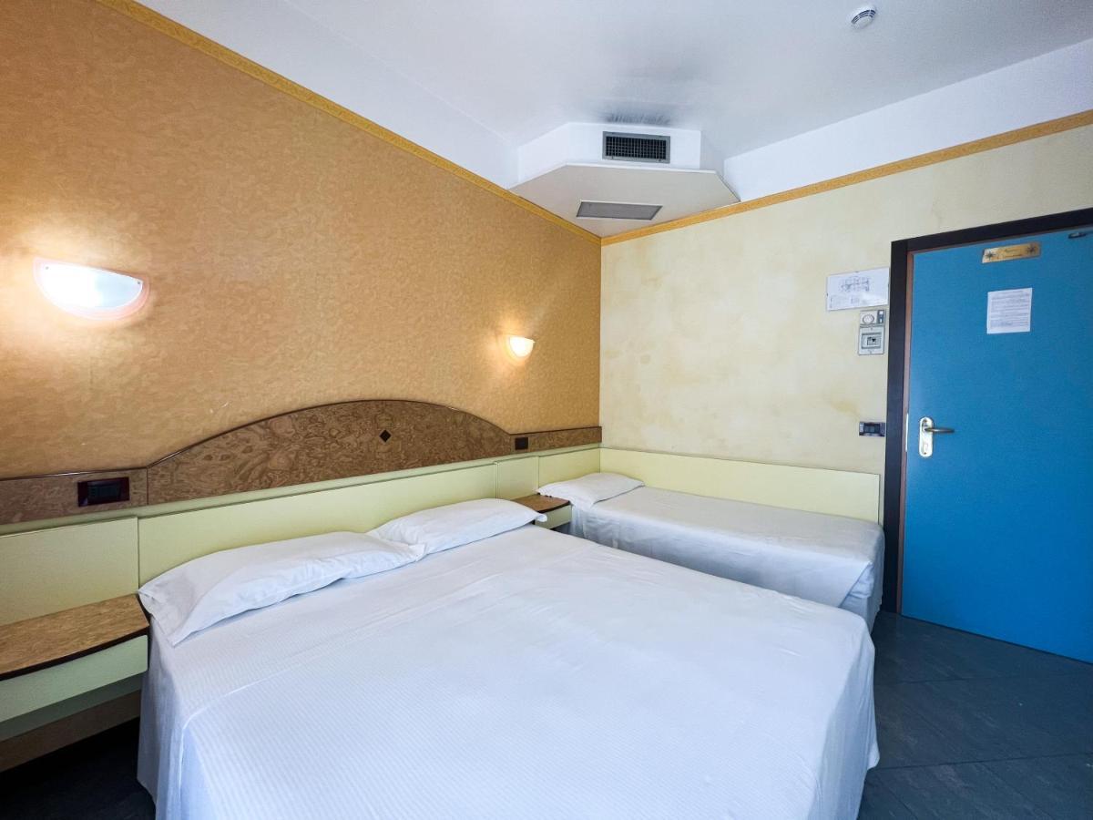 Hotel Soleblu Римини Екстериор снимка