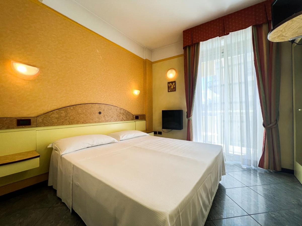 Hotel Soleblu Римини Екстериор снимка