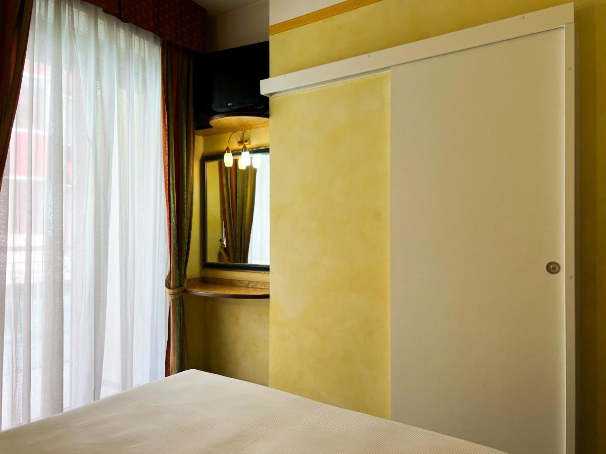 Hotel Soleblu Римини Екстериор снимка