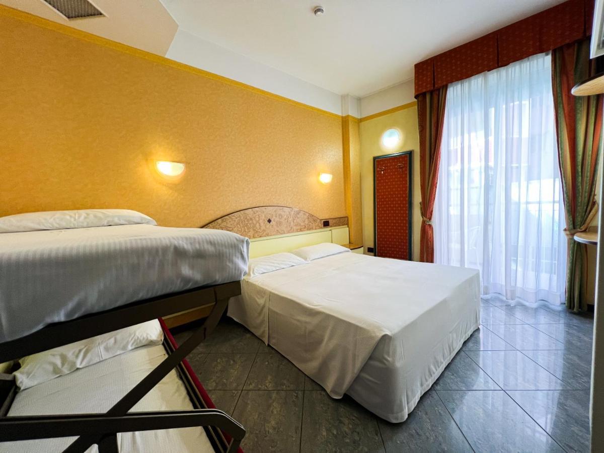 Hotel Soleblu Римини Екстериор снимка